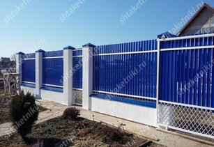 Фото забора из синего штакетника в Ижевске